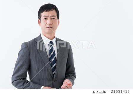 厳しい表情のビジネスマン 21651415