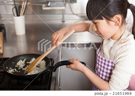 玉ネギを炒める小学生の女の子 21651969