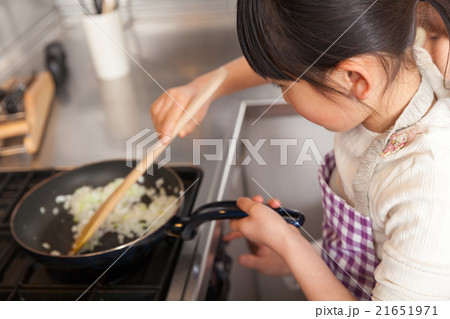 玉ネギを炒める小学生の女の子 玉ネギを炒める小学生の女の子 21651971