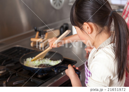 玉ネギを炒める小学生の女の子 21651972