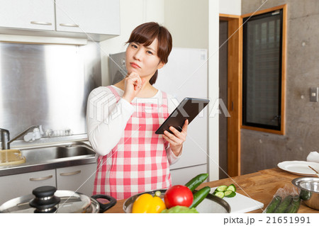タブレットを見ながら迷う主婦 21651991