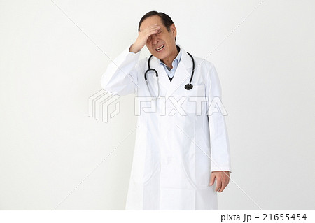 頭を抱える医者 21655454