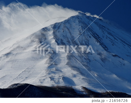 雪煙舞う山肌 21656726