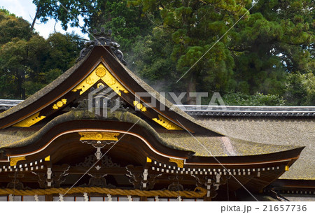 水蒸気のあがる大神神社の屋根の写真素材