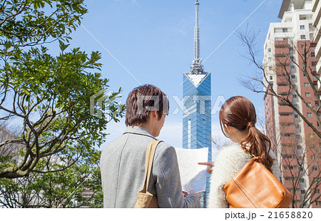 福岡を観光する若い男女 福岡タワー 地図 後ろ姿 福岡を観光する若い男女 福岡タワー 地図 後ろ姿 21658820