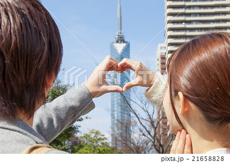 福岡タワーでデートする若い男女 手でハート 仲良し 後ろ姿 福岡タワーでデートする若い男女 手でハート 仲良し 後ろ姿 21658828