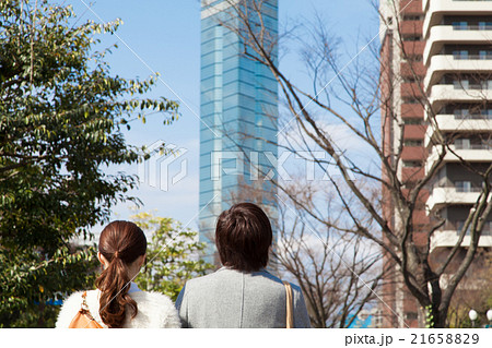 福岡タワーを肩を並べて見上げる男女　後ろ姿 21658829