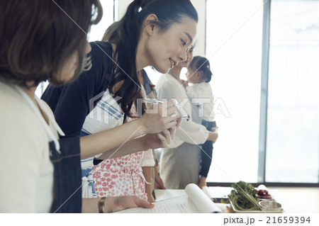 料理をする女性 21659394