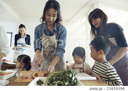 料理をする女性 21659396
