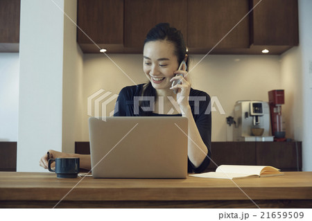 パソコンを操作する女性 パソコンを操作する女性 21659509