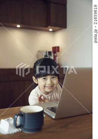 パソコンを操作する子供 21659619