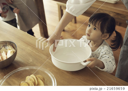 お手伝いをする子供の写真素材