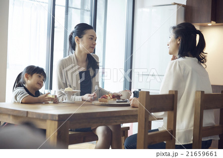 スイーツを食べる母子 スイーツを食べる母子 21659661