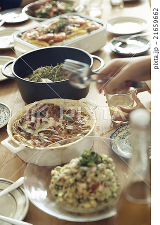 食卓を囲む家族 21659662