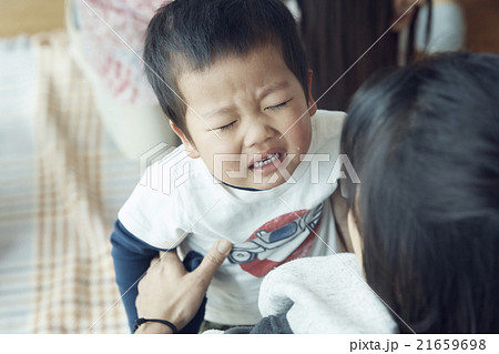 泣く男の子 21659698