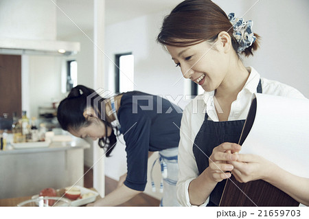 料理をする女性 料理をする女性 21659703