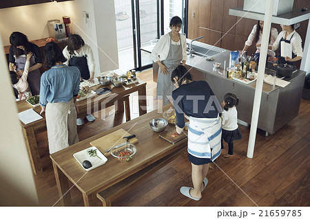 料理をする女性 料理をする女性 21659785