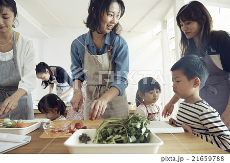 料理をする女性 料理をする女性 21659788