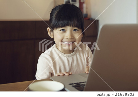パソコンを操作する子供 21659802
