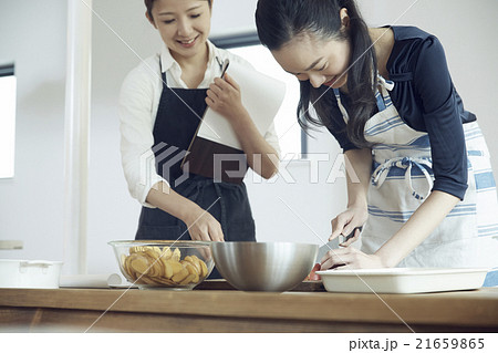 料理をする女性 21659865