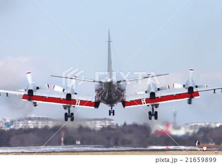 滑走路に舞い降りる海上自衛隊のP-3Cオライオン哨戒機 21659899