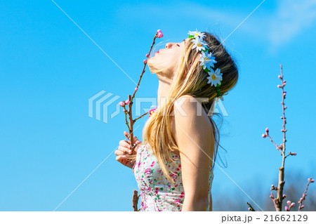 .Woman kisses a new spring flower 21662129