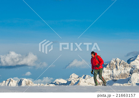 Man with snowshoes in the mountains 21663157