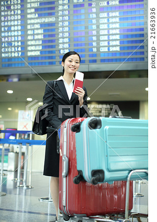 沢山の荷物を運ぶビジネスウーマン 沢山の荷物を運ぶビジネスウーマン 21663936