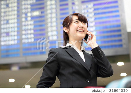 携帯電話をかけるビジネスウーマン 携帯電話をかけるビジネスウーマン 21664030