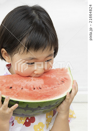 スイカを頬張る子供 21664824