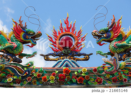 Dragon roof decorations in top of tao temple Dragon roof decorations in top of tao temple 21665146