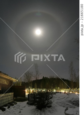 22 degree halo and moon 21665180