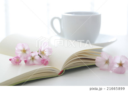 桜と本とコーヒー 21665899
