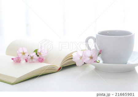 桜と本とコーヒー 21665901
