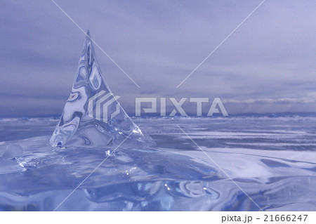 Beautiful piece of ice on the lake surface. 21666247