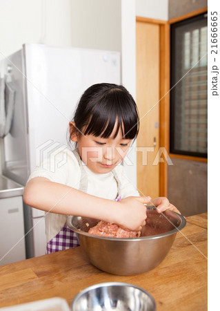 ハンバーグの下ごしらえをする女の子 ハンバーグの下ごしらえをする女の子 21666665