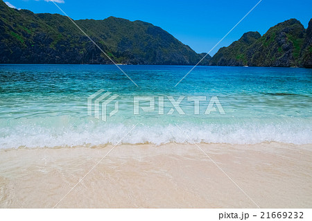 Beautiful tropical beach 21669232