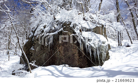 氷柱の下がる飛越岩　比婆山古道　巨岩 21669623