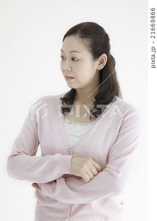 40代中年女性自然光ポートレイト、不安、心配の表情 21669866