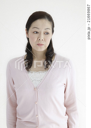 40代中年女性自然光ポートレイト、不安、心配の表情 21669867