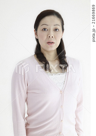40代中年女性自然光ポートレイト、不安、心配の表情 21669869