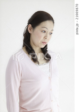 40代中年女性自然光ポートレイト、不安、心配の表情 21669870