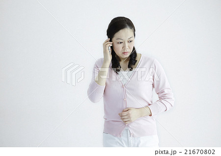 自然光白バック40代女性ミドルエイジ　スマホ/メッセージ　事件シーン 21670802