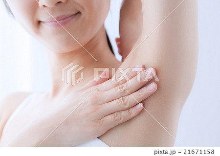脇のケアをする女性　笑顔 21671158