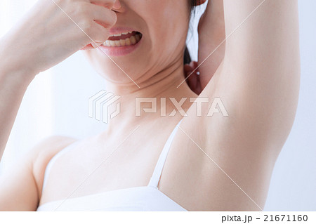 脇のケアをする女性 臭い 脇のケアをする女性 臭い 21671160