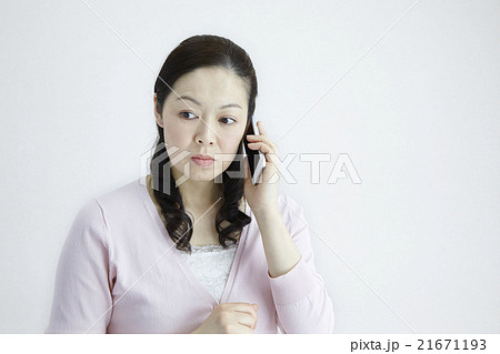 自然光白バック40代女性ミドルエイジ　スマホ/メッセージ　耳を疑うシーン 21671193