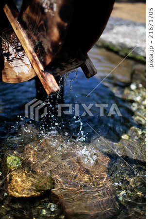水車と水しぶき 21671705