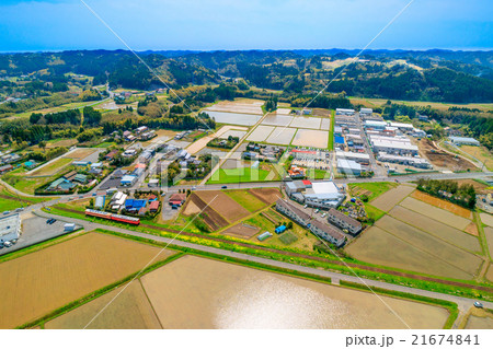 田植を待つ水田とローカル線の走る田舎の風景 21674841