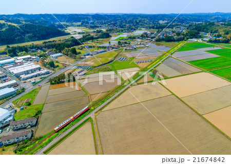 田植を待つ水田とローカル線の走る田舎の風景 21674842