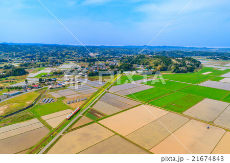 田植を待つ水田とローカル線の走る田舎の風景 田植を待つ水田とローカル線の走る田舎の風景 21674843